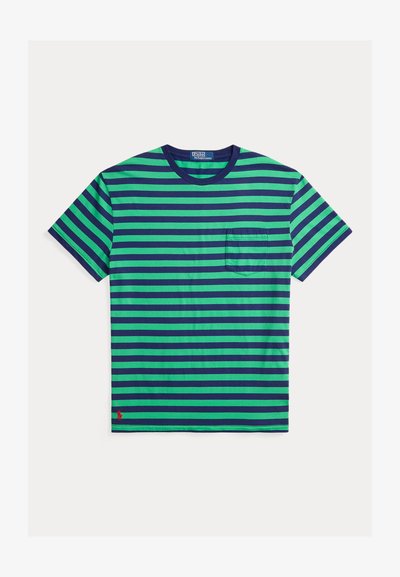 T-shirt à rayures vertes et bleu marine avec un col rond, des manches courtes et une poche sur le côté gauche de la poitrine. Dispose d'un petit logo dans le coin inférieur.