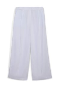 Pantaloni larghi grigio chiaro caratterizzati da una texture liscia, due tasche anteriori e un design frontale piatto con una finitura sartoriale.