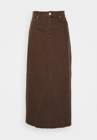 Falda midi de mezclilla marrón con cintura alta, que presenta un diseño de costura frontal y un dobladillo deshilachado. Incluye un cierre de botón metálico y bolsillos frontales.