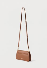 Borsa a tracolla in pelle marrone con superficie testurizzata, forma rettangolare, dettagli in oro e tracolla regolabile.