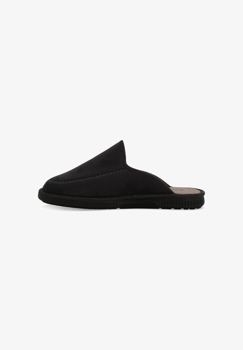 Scarpa slip-on in suede nero con punta arrotondata e dettagli di cucitura, dotata di una suola in gomma flessibile per il comfort.