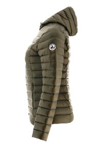 Groene geïsoleerde jas met capuchon, met een verticale quiltstructuur, elastische zoom, zijzakken en een logo-opdruk op de mouw.