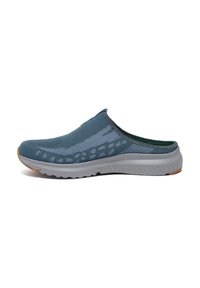 Chaussure slip-on en maillage bleu foncé, dotée d'une semelle légère grise, de motifs texturés sur l'empeigne et d'une doublure verte.