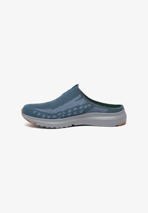 Chaussure slip-on en maillage bleu foncé, dotée d'une semelle légère grise, de motifs texturés sur l'empeigne et d'une doublure verte.