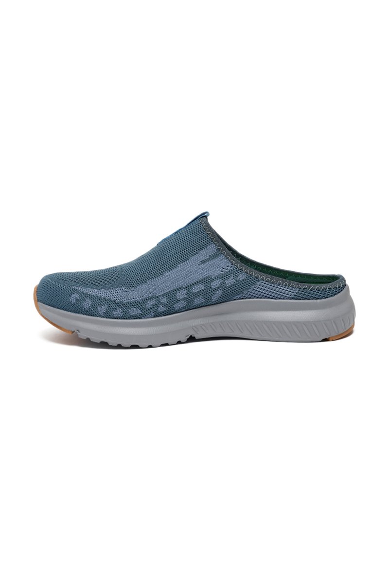 Chaussure slip-on en maillage bleu foncé, dotée d'une semelle légère grise, de motifs texturés sur l'empeigne et d'une doublure verte.