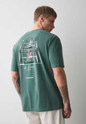 Next, REGULAR FIT - SPORTS GRAPHIC LICENCE T-SHIRT . - T-shirts print - green dunlop tennis