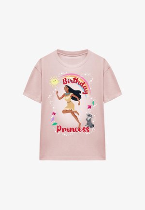 Hellrosa T-Shirt mit kurzen Ärmeln, das ein grafisches Bild eines laufenden Charakters zeigt, umgeben von floralen Akzenten und dem Text "Geburtstagsprinzessin".