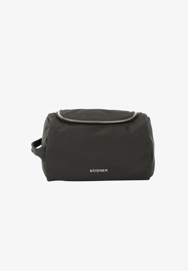 Zwarte nylon toilettas met een afgeronde vorm, voorzien van een zilveren rits en zijhandvat, met een reliëflogo op de voorkant.