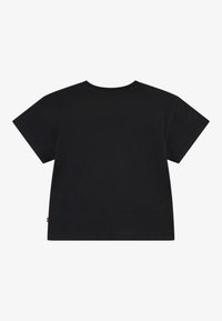 Camiseta negra de manga corta hecha de algodón, con un cuello redondo y un corte recto. Incluye una pequeña etiqueta de marca roja en el costado.