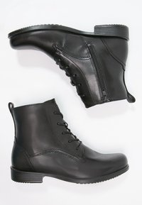 Stivali alla caviglia in pelle nera con una texture liscia, dotati di una cerniera laterale, dettagli con lacci e un tacco basso impilato. Design classico.