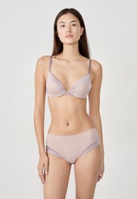 Sostén push-up en color malva con copas de satén suave y tirantes ajustables, combinado con unas braguitas de talle alto a juego que presentan paneles laterales decorativos.