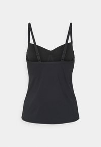 Top de tirantes ajustables en color negro, con un diseño estratificado que presenta una textura suave y lisa, y una silueta ajustada.