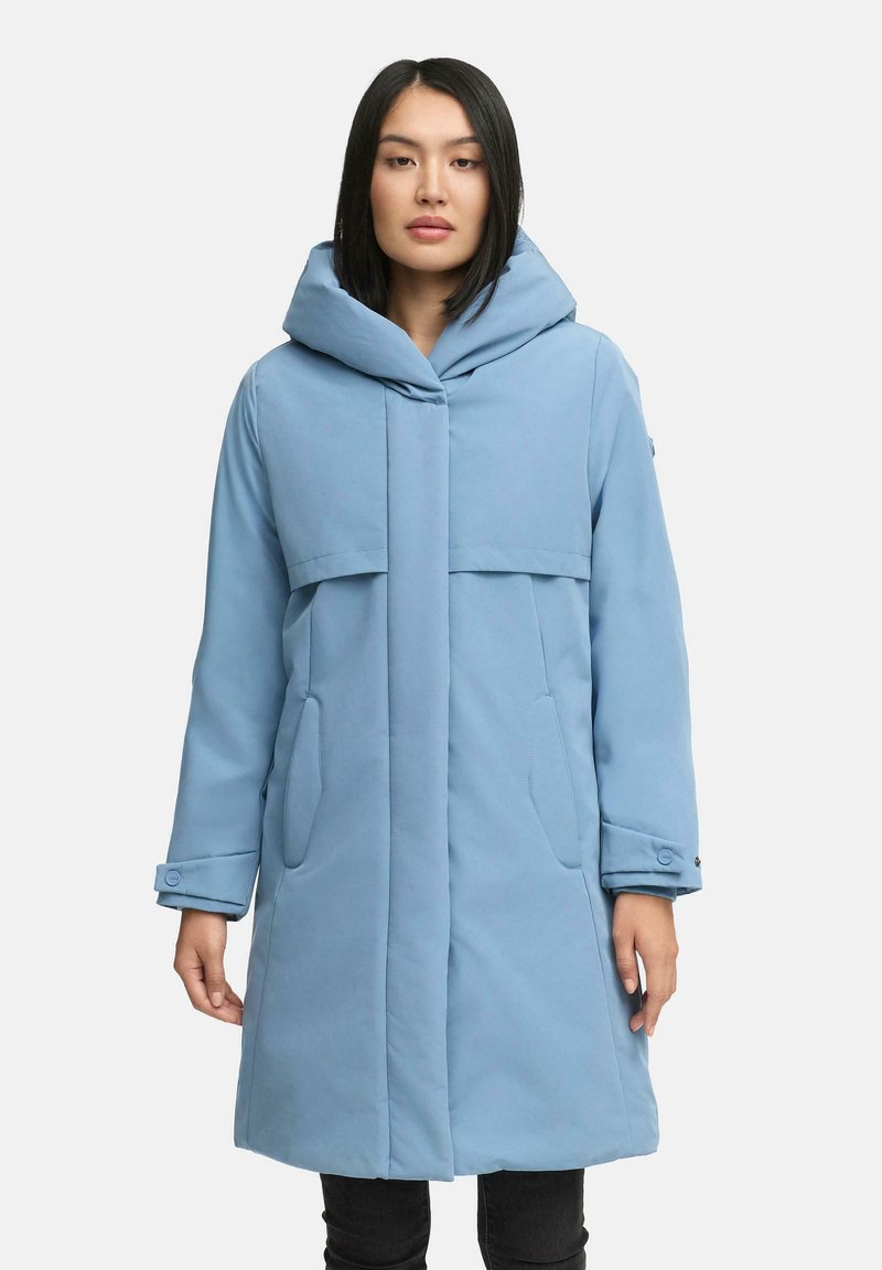 Abrigo largo de color azul claro con una gran capucha, fabricado con material suave. Presenta una tapeta frontal, dos bolsillos laterales y puños abotonados.
