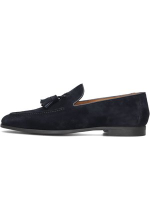 Navyblauwe suède herensloffer met kwastdetail, lage hak en afgeronde neus, zijaanzicht op witte achtergrond.