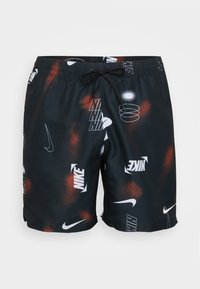 Čierne plavecké šortky s kombináciou bielych log Nike a červených škvrnitých vzorov. Vyrobené z ľahkého materiálu s elastickým pásom.