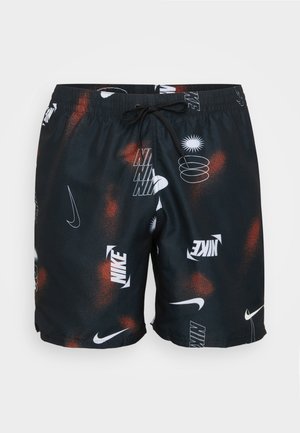 Shorts de înot negre cu un amestec de logo-uri albe Nike și modele de stropi roșii. Realizați dintr-un material ușor, cu un brâu elastic.