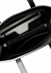 Czarna torebka z gładkiej skóry, ze srebrnymi akcentami i pojemnym wnętrzem z wieloma zamykanymi kieszeniami oraz materiałową podszewką.