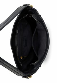 Černá kožená kabelka s texturovaným povrchem. Interiér obsahuje dvě přihrádky, jednu kapsu na zip a zlaté kovové detaily.