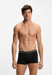 Boxer briefs neri in cotone, con una vita grigia che riporta il nome del marchio in nero. Texture liscia e design aderente.