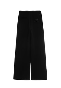 Pantalones de pierna ancha negros, hechos de una tela suave. Cuenta con dos bolsillos traseros y un logotipo sutil en la cinturilla. Diseño ajustado.