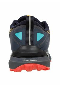 Trailrunning-Schuhe für Herren mit einem marineblauen Obermaterial, hellblauen Akzenten, einer schwarzen Fersenkappe und einer roten Laufsohle mit strukturierten Griffmustern.