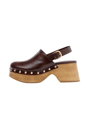 Ciemnobrązowe skórzane chodaki na drewnianym obcasie na platformie, ze złotymi ćwiekami wzdłuż podeszwy i regulowanym paskiem z klamrą z tyłu.