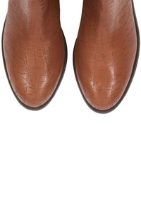 Bruine faux leren enkelboots met een krokodillenhuidpatroon, ronde neus en een gladde afwerking. Laag profiel rubberen zool.