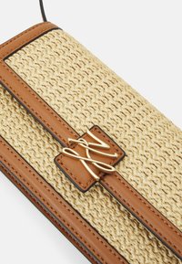 Pletené slaměné psaníčko s hnědými koženými detaily a zapínáním se zlatým tónem. Má obdélníkový tvar a texturovaný povrch.