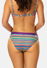 Wielokolorowy bikini z paskowym wzorem w odcieniach niebieskiego, różowego i zielonego. Miękka tkanina z jednolitym fioletowym pasem w talii i regulowanymi ramiączkami.