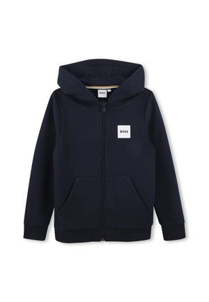 Navy blauwe zip-up hoodie met capuchon, voorzakken en een witte vierkante logopatch met de tekst "BOSS" op de linkerborst.