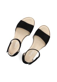Zwarte suède sandalen met een brede voorband en enkelband. Beige binnenzool met "Gabor comfort" branding. Plat zoolontwerp.