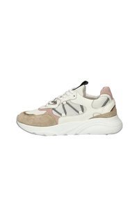 Sneakers met een mix van witte mesh en suede in beige en roze. Rond neuig, dikke witte zool en contrasterende zwarte accenten op de bovenkant.
