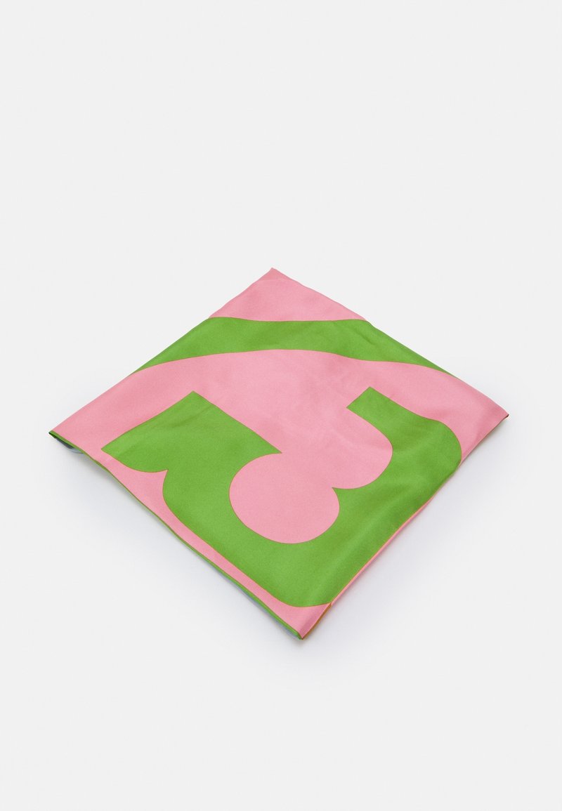 Foulard carré en soie plié avec de grandes formes abstraites vertes et roses sur un fond clair.