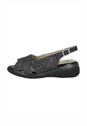 Sandalía negra tipo slingback con un upper texturizado, que cuenta con correas entrecruzadas y una base acolchada, asegurada con una hebilla de metal.
