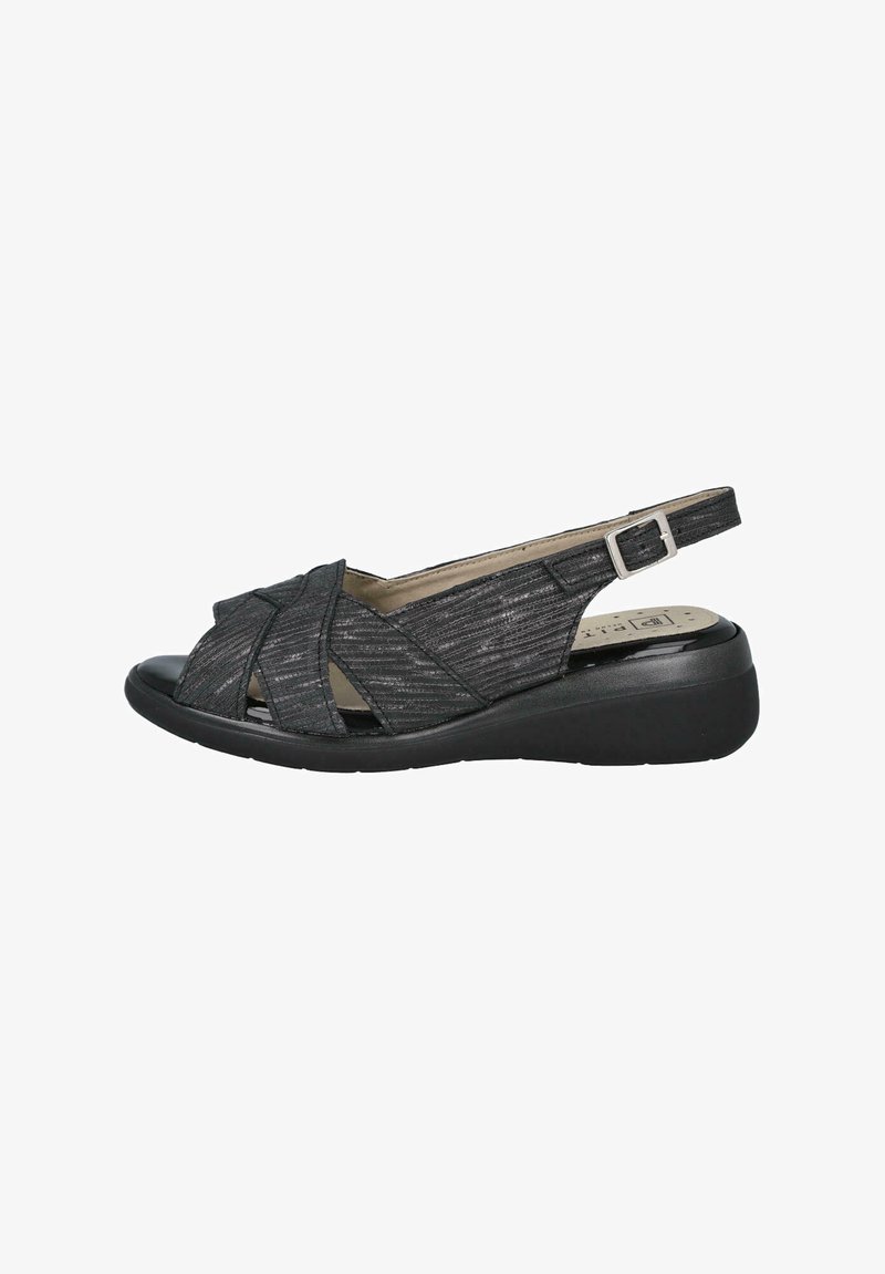 Sandalía negra tipo slingback con un upper texturizado, que cuenta con correas entrecruzadas y una base acolchada, asegurada con una hebilla de metal.