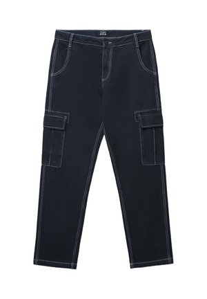 Pantaloni cargo neri con cuciture bianche, bottone e zip frontali, tasche laterali con pattina e tasche frontali oblique su uno sfondo bianco.