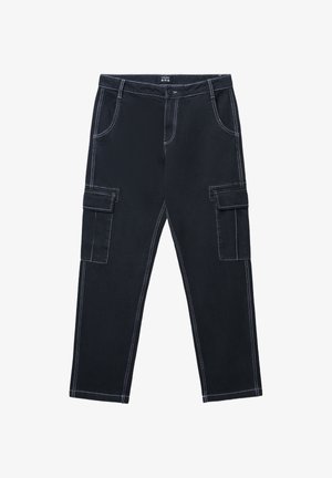 Pantaloni cargo neri con cuciture bianche, bottone e zip frontali, tasche laterali con pattina e tasche frontali oblique su uno sfondo bianco.