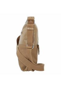 Bolso de hombro sintético marrón con una superficie texturizada, correa ajustable y detalles en metal plateado. Incluye un bolsillo lateral con cremallera.