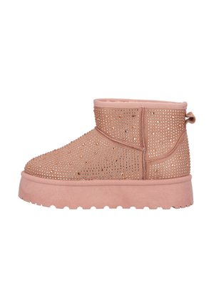 Botines rosas que cuentan con un material suave similar al ante, adornados con tachuelas metálicas y una suela de goma texturizada para mayor agarre.