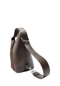 Brązowa i szara skórzana torba o gładkiej fakturze, kanciastym designie, regulowanym pasku i srebrnych akcentach metalowych.