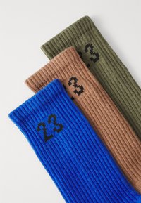 Jordan ESSENTIAL CREW UNISEX 3 PACK - Calcetines de deporte - game royal(black)/medium olive(black)/archaeo brown(black)