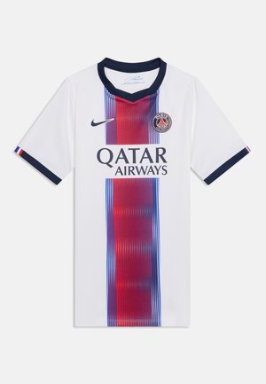 Λευκή φανέλα ποδοσφαίρου της Paris Saint-Germain με κάθετες κόκκινες και μπλε ρίγες, μαύρο γιακά, λογότυπο Nike και κείμενο χορηγού Qatar Airways.