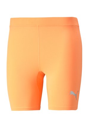 Puma-Shorts in lebhaftem Orange, aus dehnbarem Material. Sie verfügen über ein eng anliegendes Design und ein dezentes graues Logo auf der unteren linken Seite.
