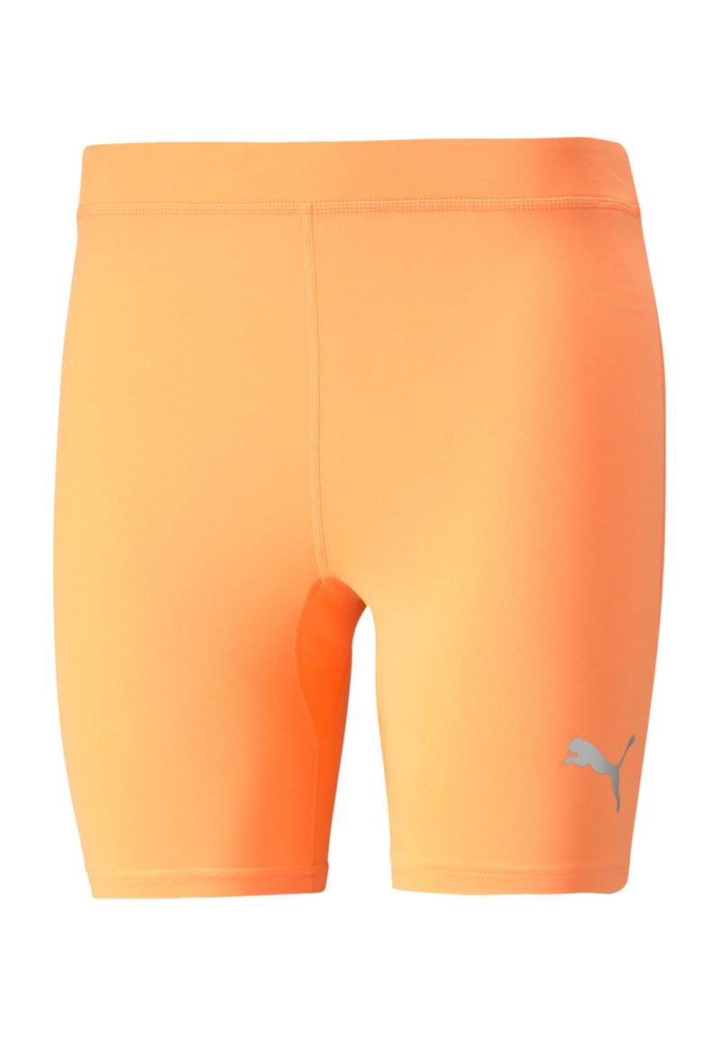 Puma-Shorts in lebhaftem Orange, aus dehnbarem Material. Sie verfügen über ein eng anliegendes Design und ein dezentes graues Logo auf der unteren linken Seite.