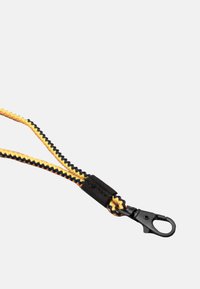 Lanyard intrecciato nero e giallo con un fermaglio in plastica nera a sgancio rapido su uno sfondo bianco.