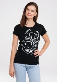 Musta t-paita, jossa on valkoinen graafinen kuvio, jossa Snoopy on ylösalaisin. Paidassa on klassinen malli ja ympyräkaula.