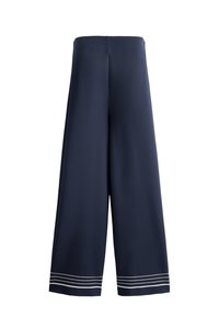Marineblå bukser med vide ben og høj talje, med fire tynde hvide vandrette striber nær bunden af begge ben.