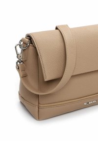 Borsa beige in ecopelle con finitura testurizzata, forma rettangolare e chiusura a patta. Dotata di tracolla staccabile e dettagli in metallo argentato.