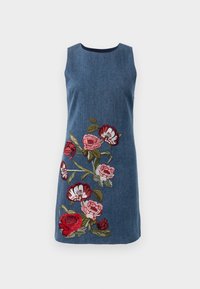 Jeanskjole med ærmeløs design og rund halsudskæring. Har livlig blomsterbroderi i rød og pink på den ene side.