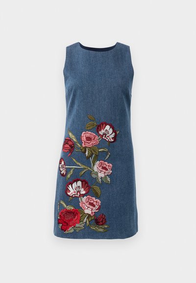 Farkkutunika ilman hihoja ja pyöreällä kaula-aukolla. Yhdellä puolella on eläväinen kukkakirjonta punaisena ja vaaleanpunaisena.